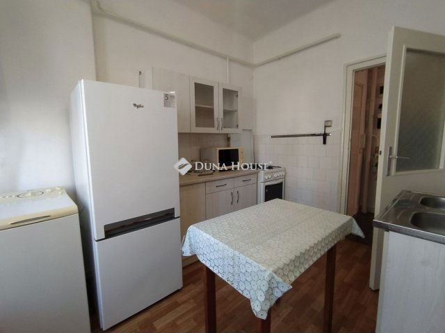 Kiadó téglalakás, albérlet, Pécsett, Petőfi utcában, 1 szobás