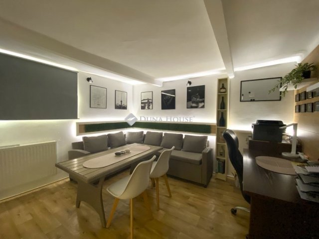 Eladó családi ház, Pécsett 89.9 M Ft, 3 szobás