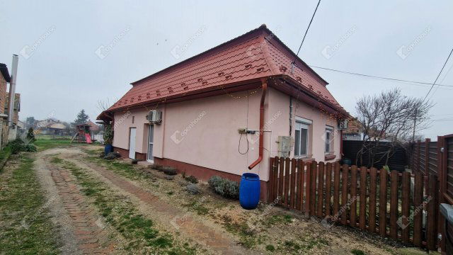 Eladó családi ház, Ácson 64.9 M Ft, 6 szobás