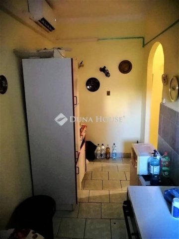 Eladó téglalakás, Komlón 13.5 M Ft, 2 szobás