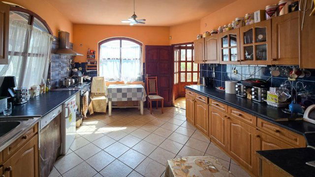 Eladó családi ház, Vácrátóton 149.99 M Ft, 7 szobás