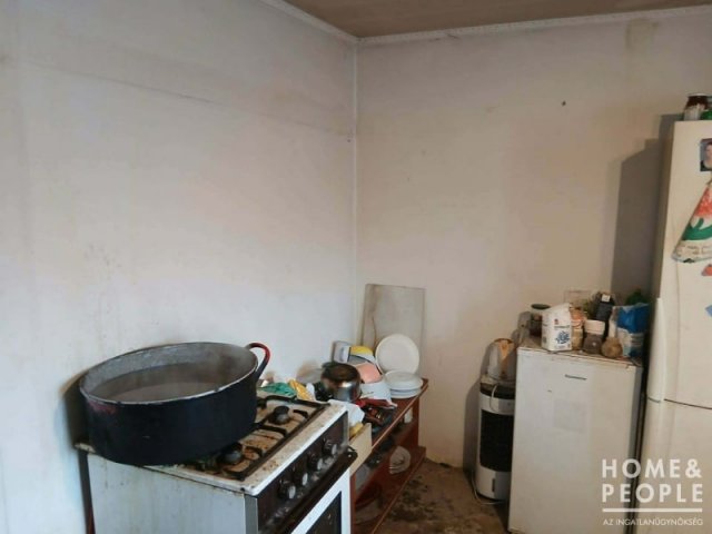 Eladó családi ház, Sándorfalván 30 M Ft, 2 szobás