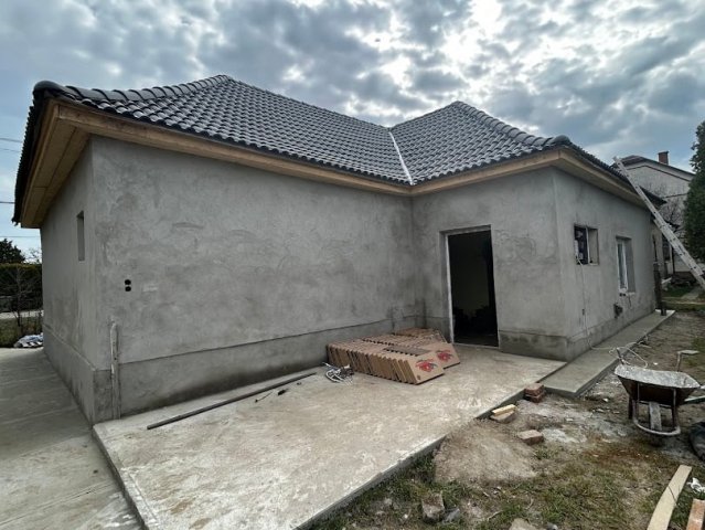 Eladó családi ház, Újszászon 34 M Ft, 2+2 szobás