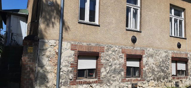 Eladó téglalakás, Pécsett 64.99 M Ft, 4 szobás