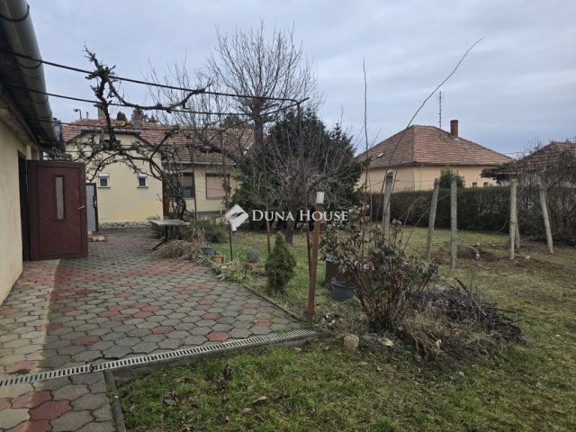 Eladó családi ház, Pécsett 76.9 M Ft, 4 szobás