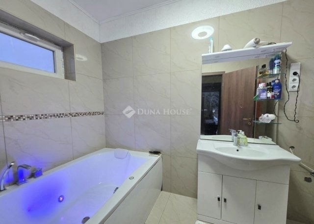 Eladó családi ház, Gyömrőn 120 M Ft, 7 szobás