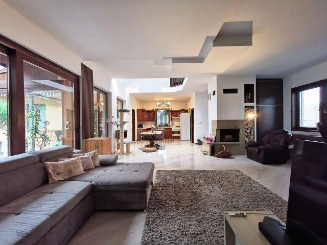 Eladó családi ház, Velencén 225 M Ft, 8 szobás