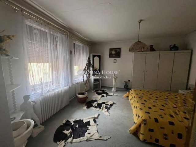 Eladó családi ház, Pécsett 65 M Ft, 4 szobás