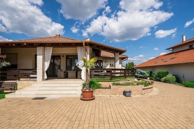 Eladó családi ház, Kecskeméten 330 M Ft, 5 szobás