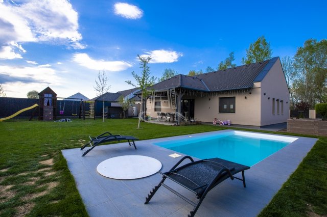 Eladó ikerház, Szadán 179.9 M Ft, 4+1 szobás