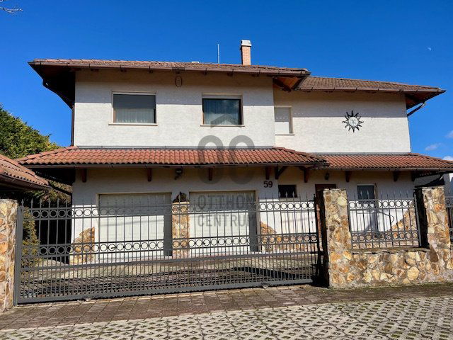 Eladó családi ház, Csömörön 299.9 M Ft, 7 szobás