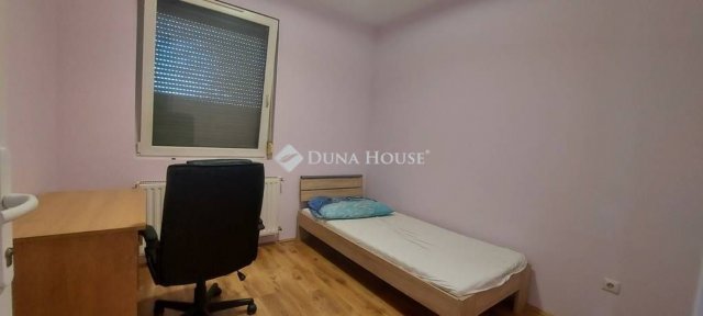 Kiadó téglalakás, albérlet, Pécsett 180 E Ft / hó, 3 szobás