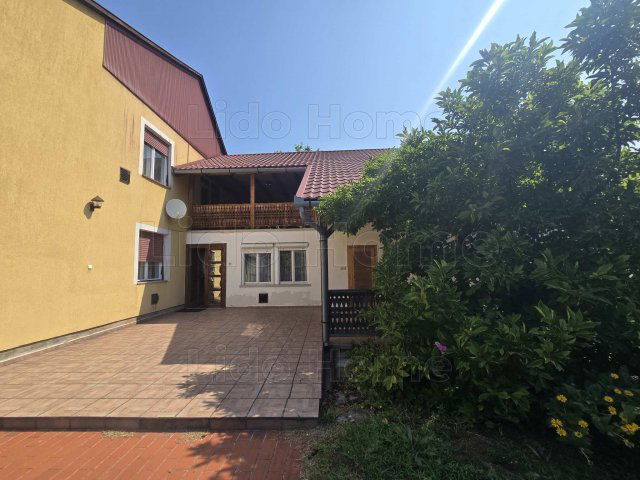 Eladó családi ház, Balatonbogláron 155 M Ft, 9 szobás