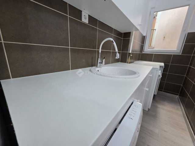 Eladó téglalakás, Budapesten, VII. kerületben 60.9 M Ft