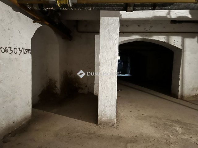 Eladó ipari ingatlan, Szombathelyen, Fő téren 12 M Ft