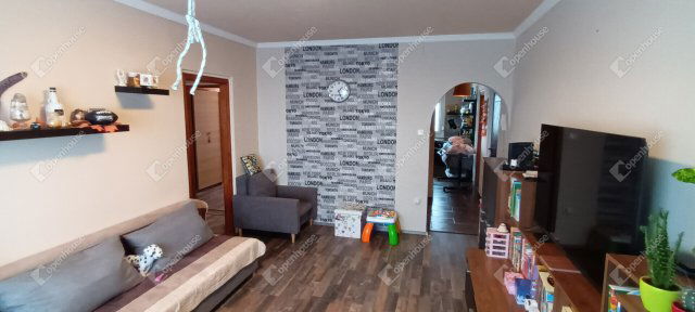 Eladó panellakás, Szegeden 69.986 M Ft, 4 szobás