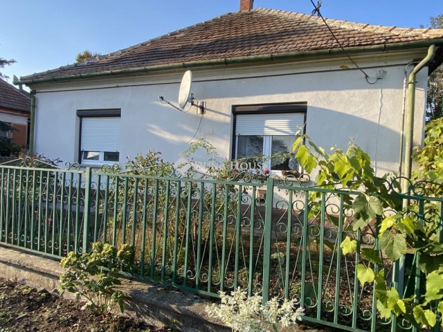 Eladó családi ház, Gyóróban 33.9 M Ft, 2 szobás