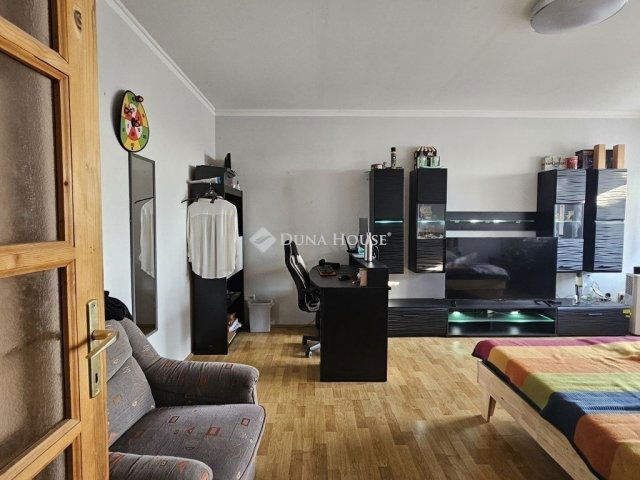 Eladó családi ház, Pécsett 69.9 M Ft, 3 szobás