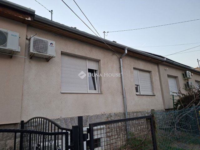 Eladó téglalakás, Pécsett 42 M Ft, 4 szobás