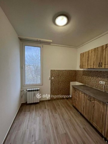 Eladó téglalakás, Szekszárdon 38 M Ft, 1+2 szobás