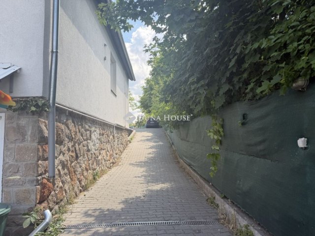 Eladó családi ház, Szentendrén 249 M Ft, 9 szobás