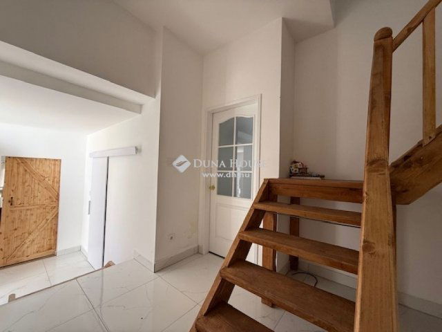 Eladó családi ház, Vecsésen 129.999 M Ft, 6 szobás
