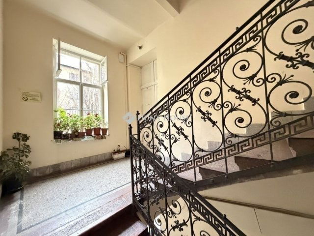 Eladó téglalakás, Budapesten, VI. kerületben 64.9 M Ft, 1 szobás