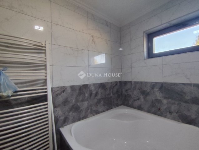 Eladó családi ház, Ócsán 93.9 M Ft, 6 szobás