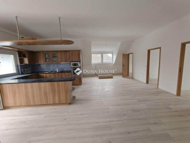 Eladó téglalakás, Budapesten, XV. kerületben 95 M Ft, 4 szobás