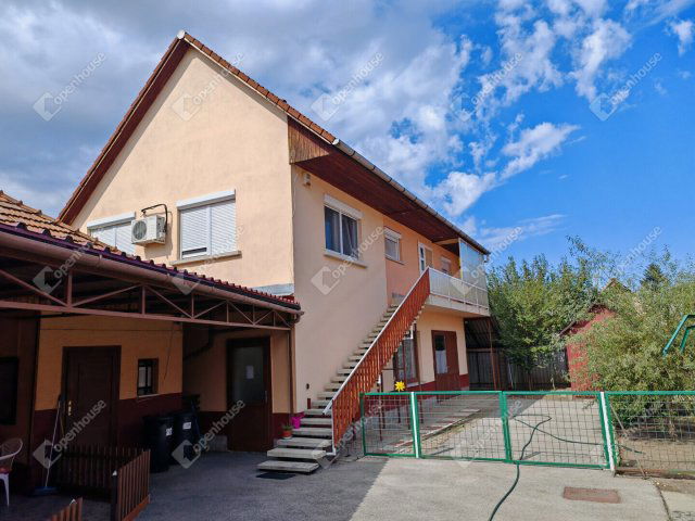 Eladó családi ház, Vecsésen 142 M Ft, 5 szobás
