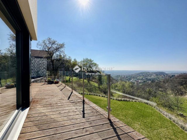 Eladó családi ház, Pécsett 349 M Ft, 5 szobás