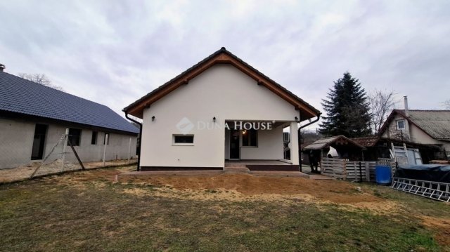 Eladó családi ház, Szadán 118.5 M Ft, 3 szobás