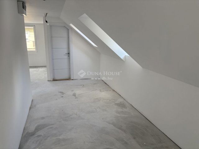 Eladó téglalakás, Esztergomban 39.9 M Ft, 2 szobás