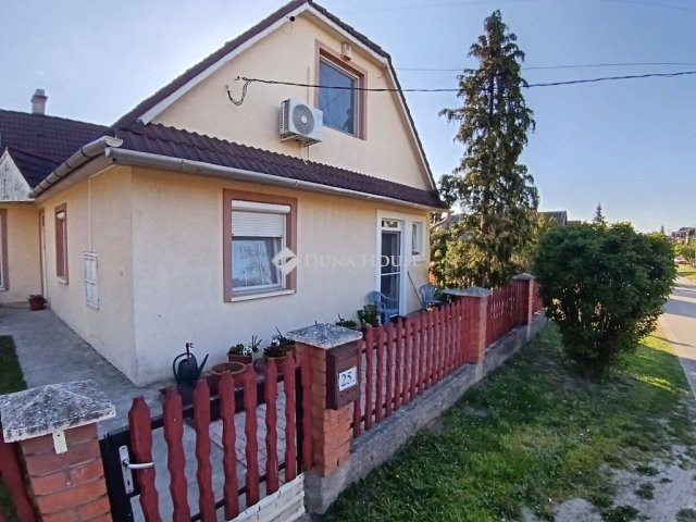 Eladó családi ház, Szomoron 99.9 M Ft, 7 szobás