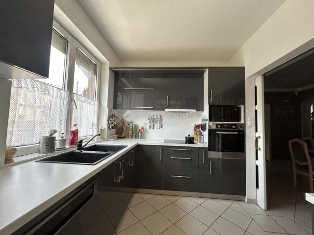 Eladó családi ház, Vecsésen 172 M Ft, 6 szobás