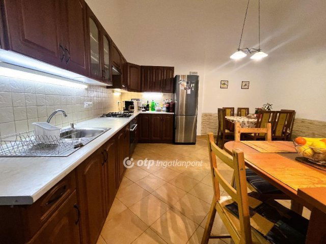Eladó téglalakás, Budapesten, VI. kerületben 124.9 M Ft