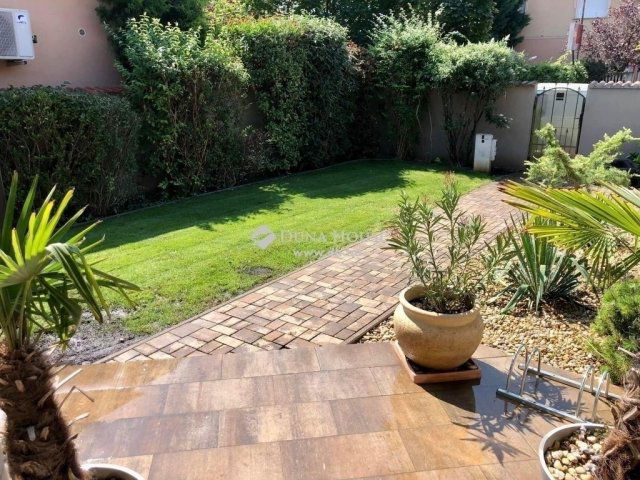 Eladó családi ház, Vecsésen 245 M Ft, 5 szobás