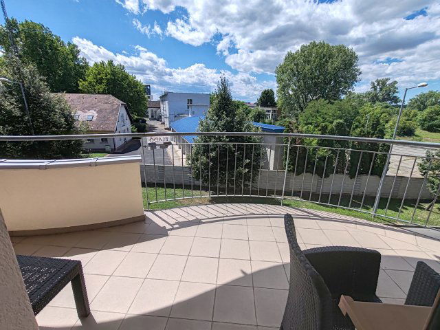 Eladó téglalakás, Győrött 92 M Ft, 3 szobás