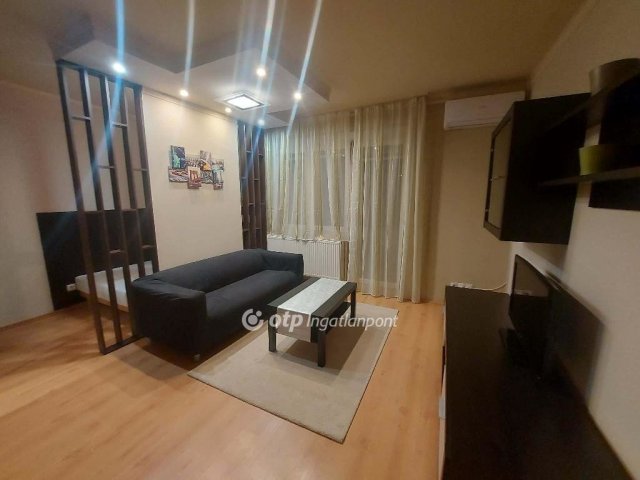 Eladó téglalakás, Pécsett 32.5 M Ft, 1 szobás