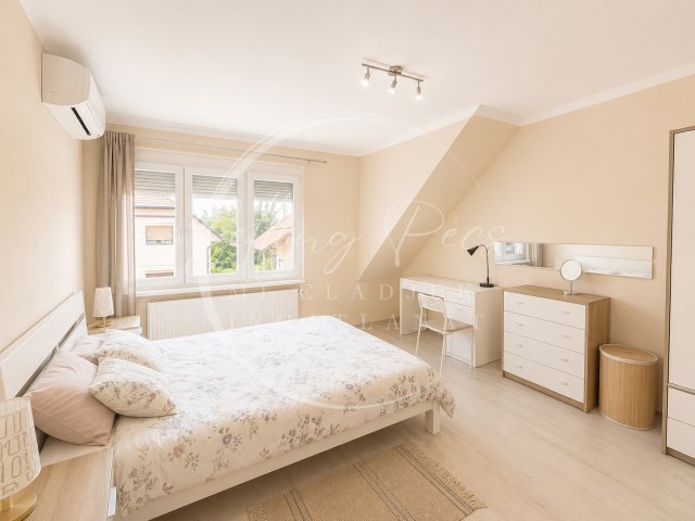 Kiadó téglalakás, albérlet, Pécsett 320 E Ft / hó, 3+1 szobás