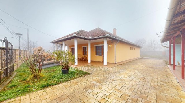 Eladó családi ház, Poroszlón 79.99 M Ft, 4+1 szobás