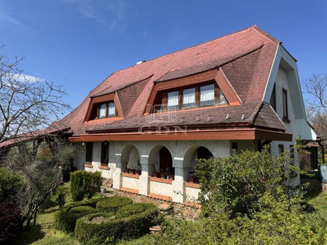 Eladó családi ház, Sukorón 119 M Ft, 6 szobás
