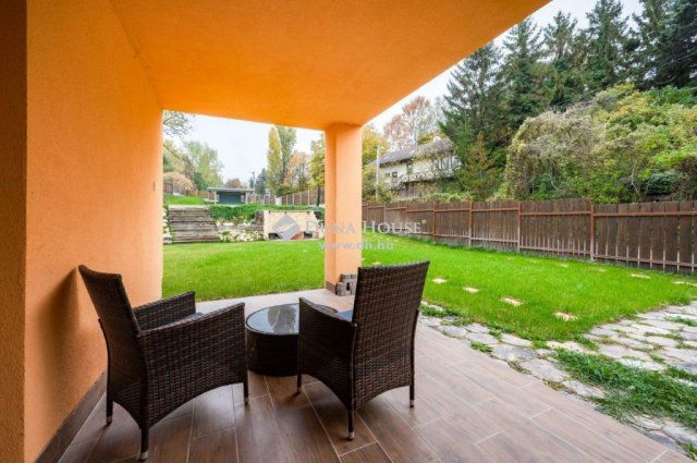 Eladó családi ház, Telkin 159.9 M Ft, 8 szobás