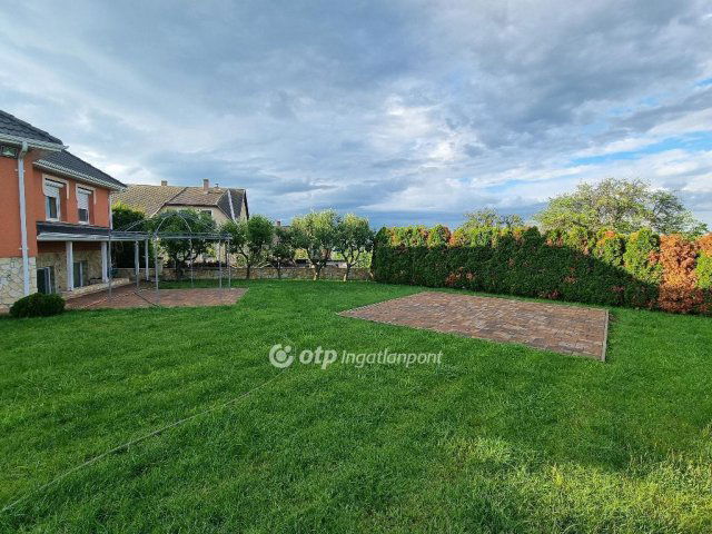 Eladó családi ház, Bakonyszentlászlón 117 M Ft, 4 szobás