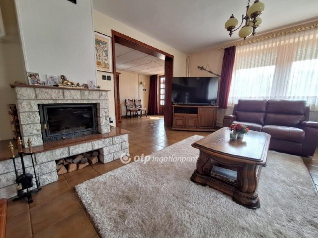 Eladó családi ház, Székesfehérvárott 189 M Ft, 9 szobás