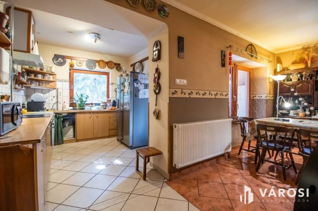 Eladó családi ház, Velencén 95 M Ft, 5+2 szobás