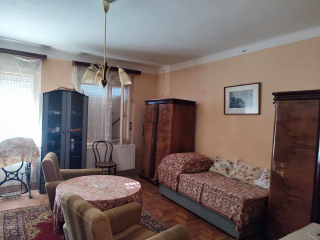 Eladó családi ház, Komáromban 24 M Ft, 2 szobás