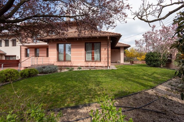 Eladó családi ház, Székesfehérvárott 186 M Ft, 5 szobás