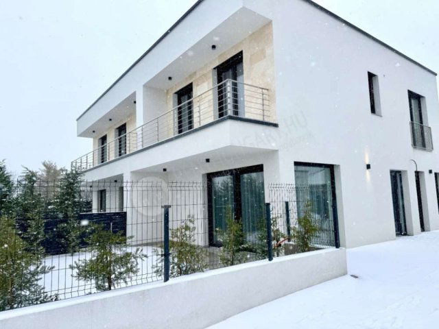 Kiadó ikerház, albérlet, Budapesten, III. kerületben, 4 szobás