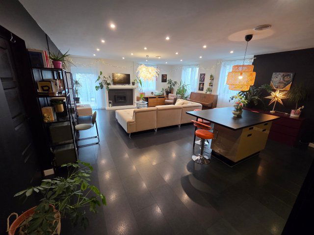 Eladó ikerház, Székesfehérvárott 141.9 M Ft, 6+1 szobás